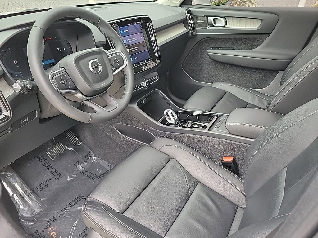Used 2023 Volvo XC40 B4 Plus w/ Driver Assist Package image 13
