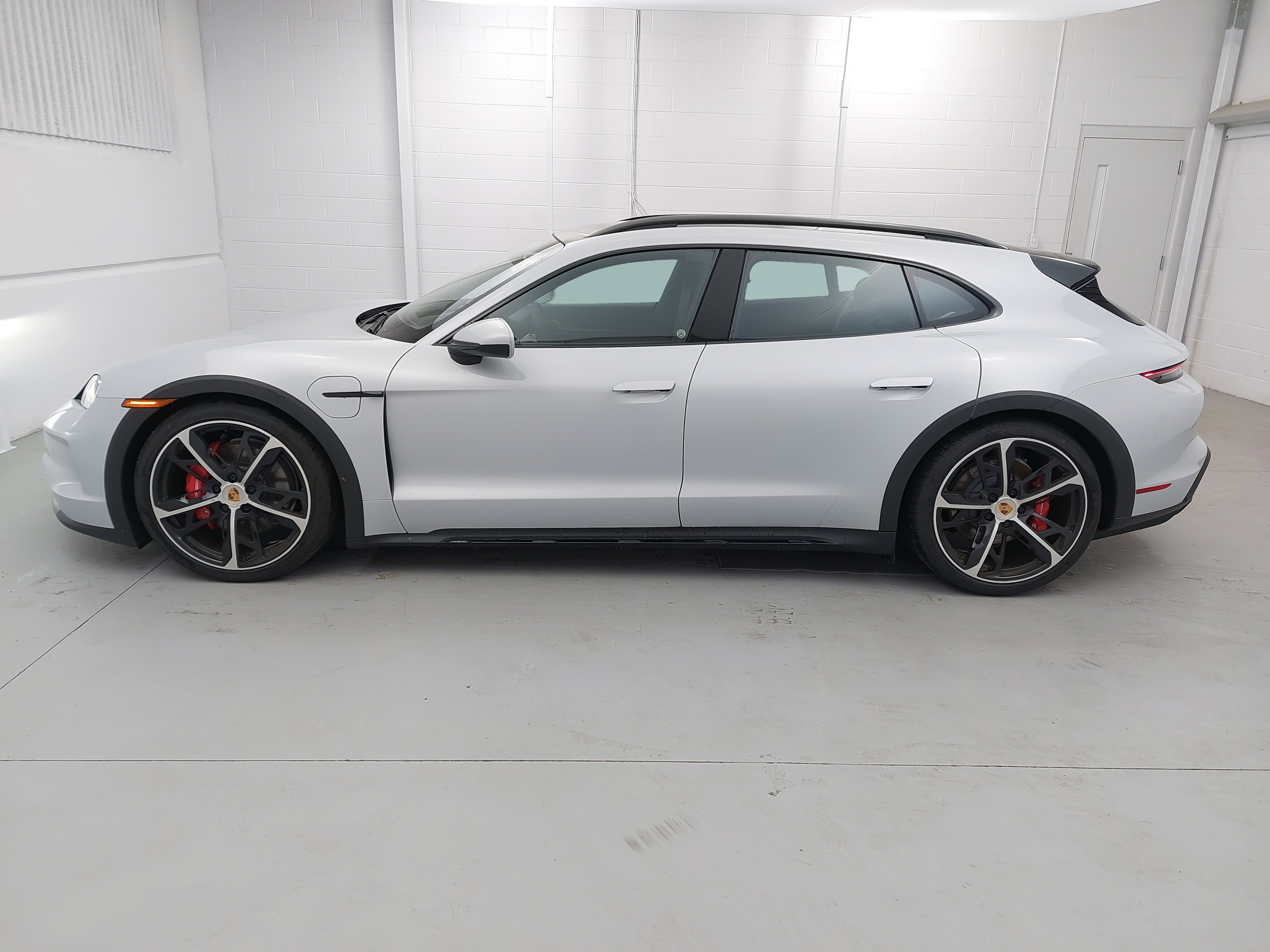 New 2025 Porsche Taycan 4S image 2