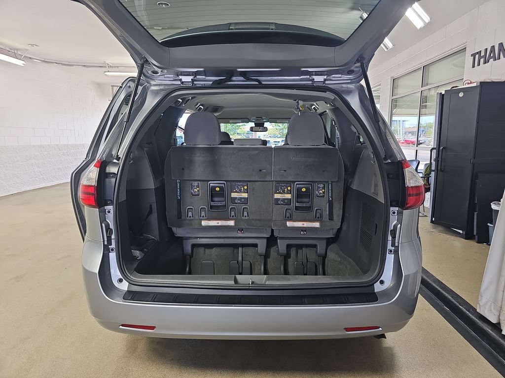 Used 2018 Toyota Sienna LE w/ Carpet Mat Package FWD image 17