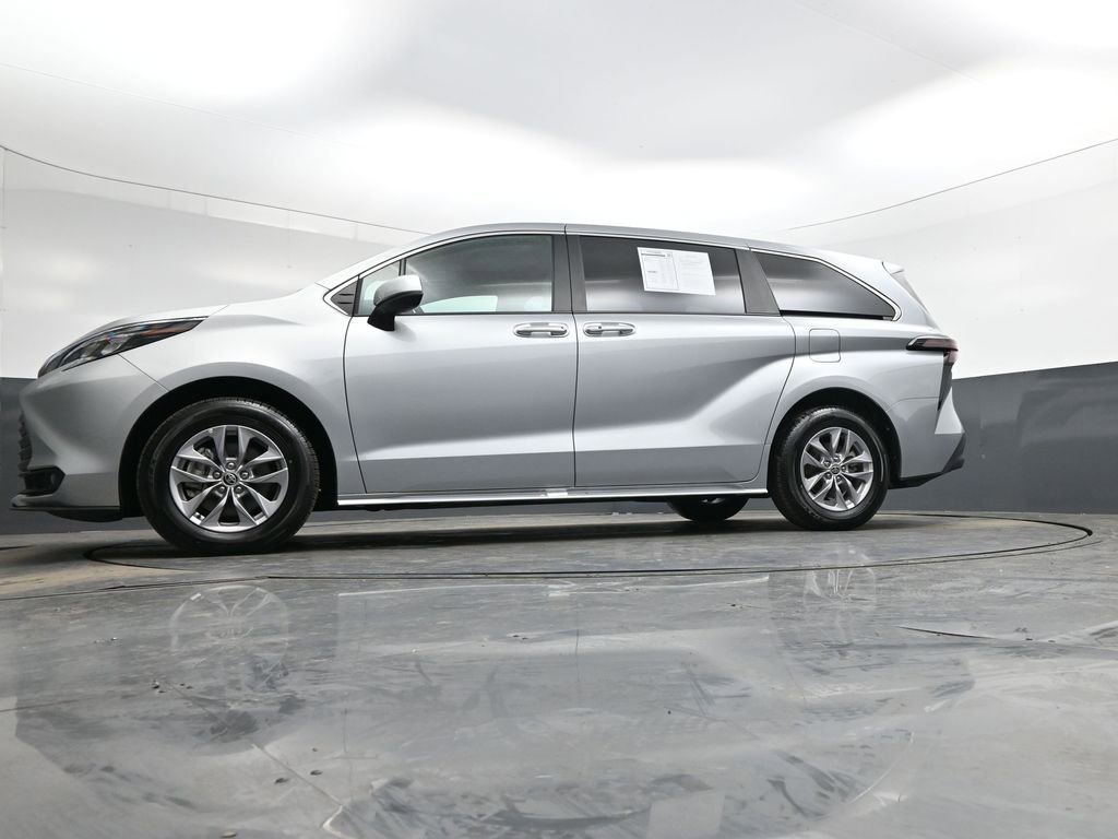 Used 2025 Toyota Sienna XLE image 42