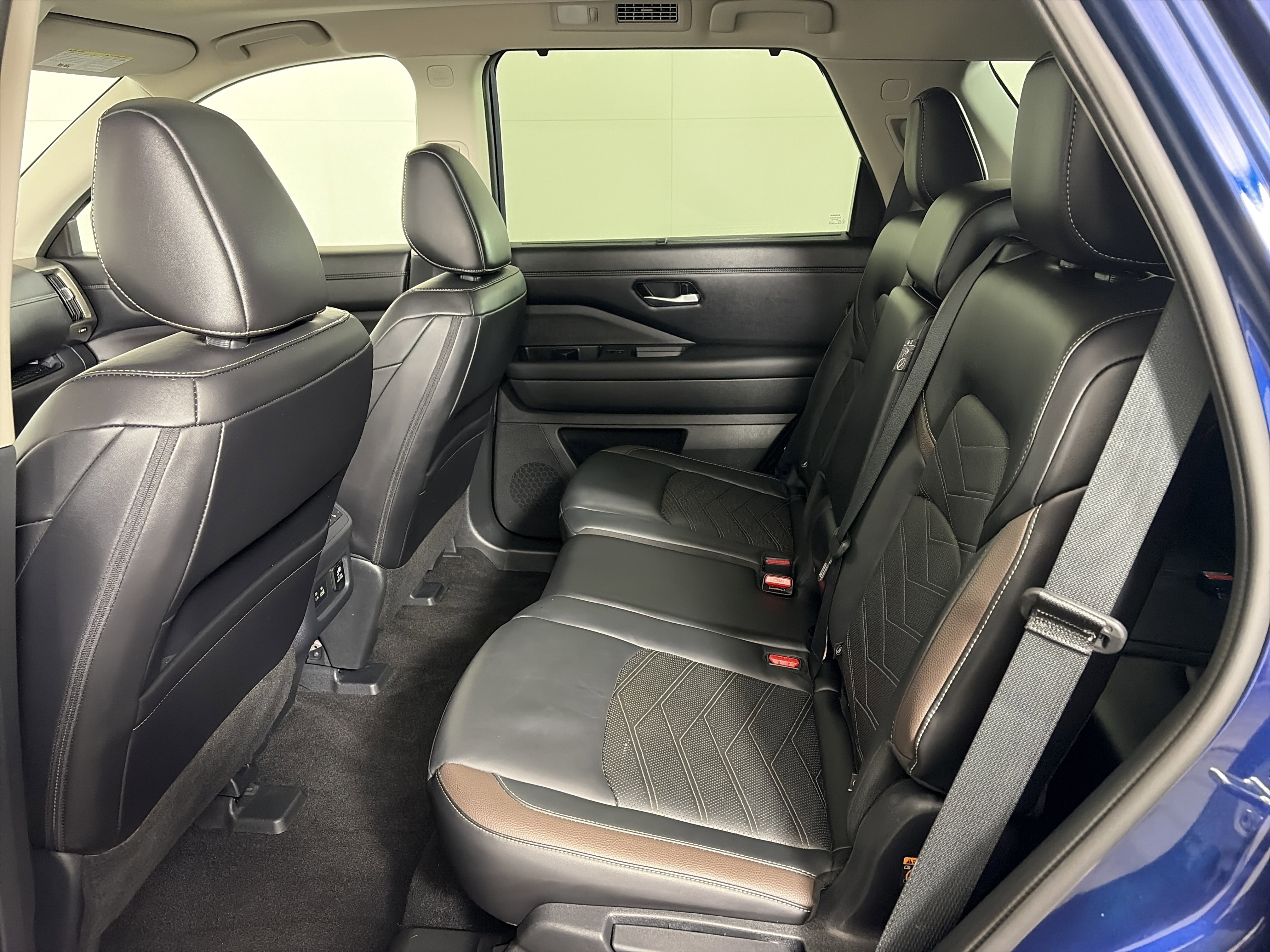 Used 2024 Nissan Pathfinder Platinum w/ Cargo Package image 7