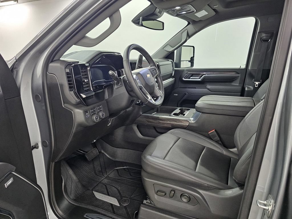Used 2025 Chevrolet Silverado 3500 LTZ w/ LTZ Convenience Package AWD/4WD image 17