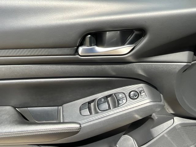 Used 2024 Nissan Altima 2.5 SV FWD image 11