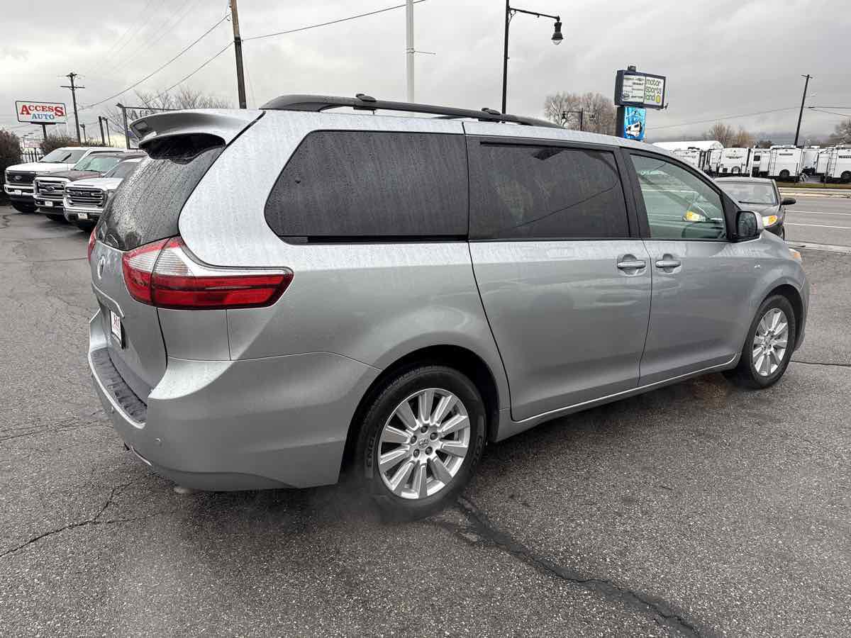 Used 2017 Toyota Sienna XLE Premium image 5