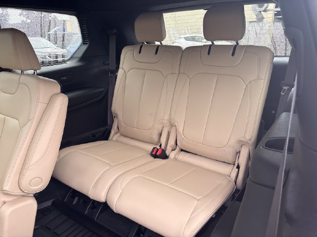 Used 2025 Jeep Grand Cherokee L Limited w/ Black Appearance Package AWD/4WD image 24