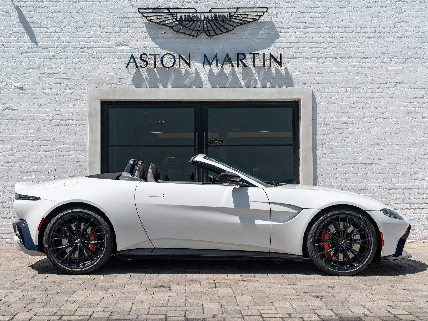 Used 2023 Aston Martin V8 Vantage Roadster RWD image 24
