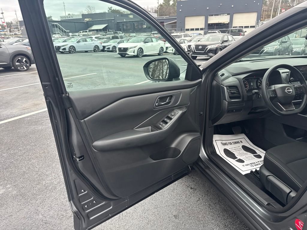 Used 2025 Nissan Rogue S image 11