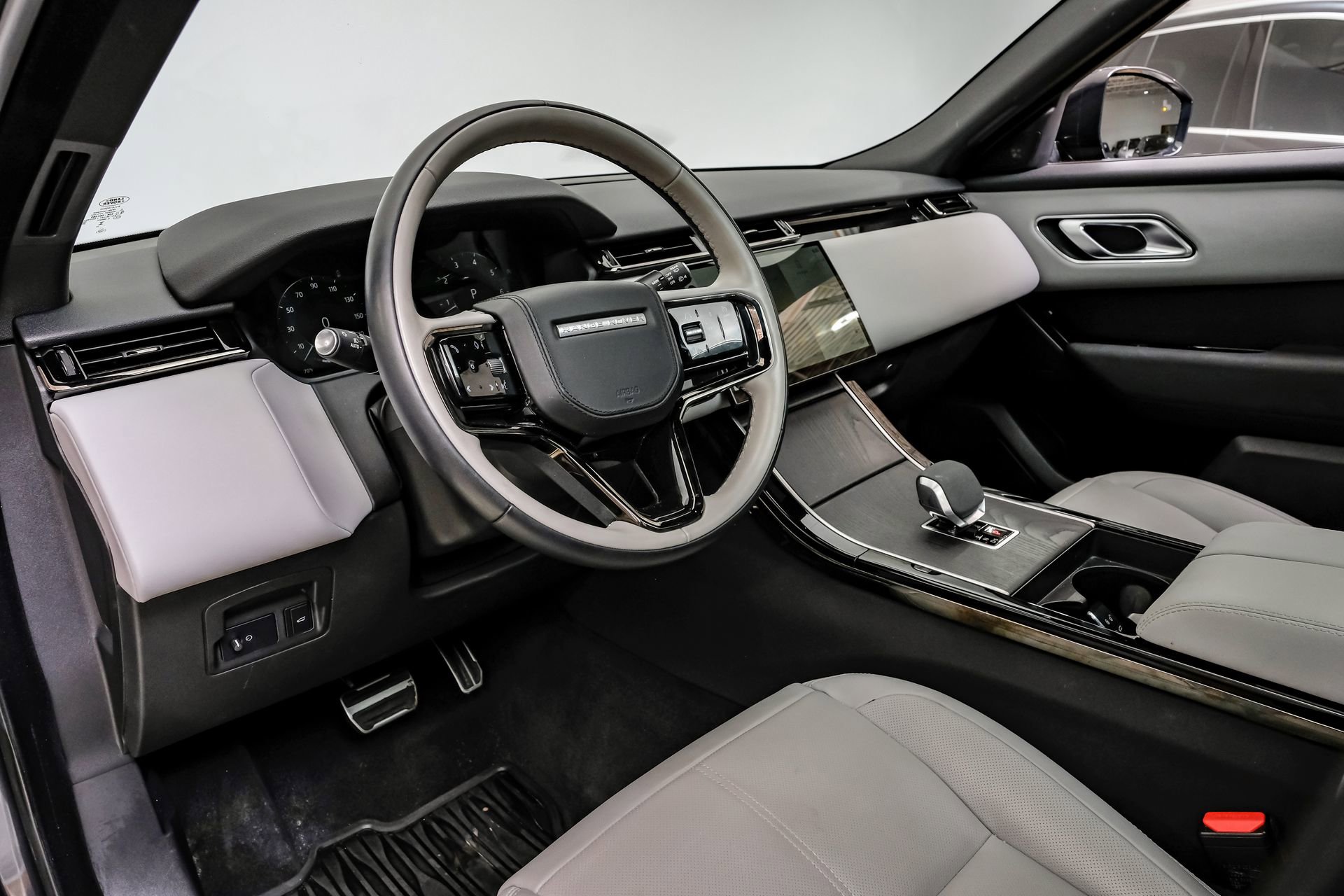Used 2024 Land Rover Range Rover Velar Dynamic SE AWD/4WD image 3