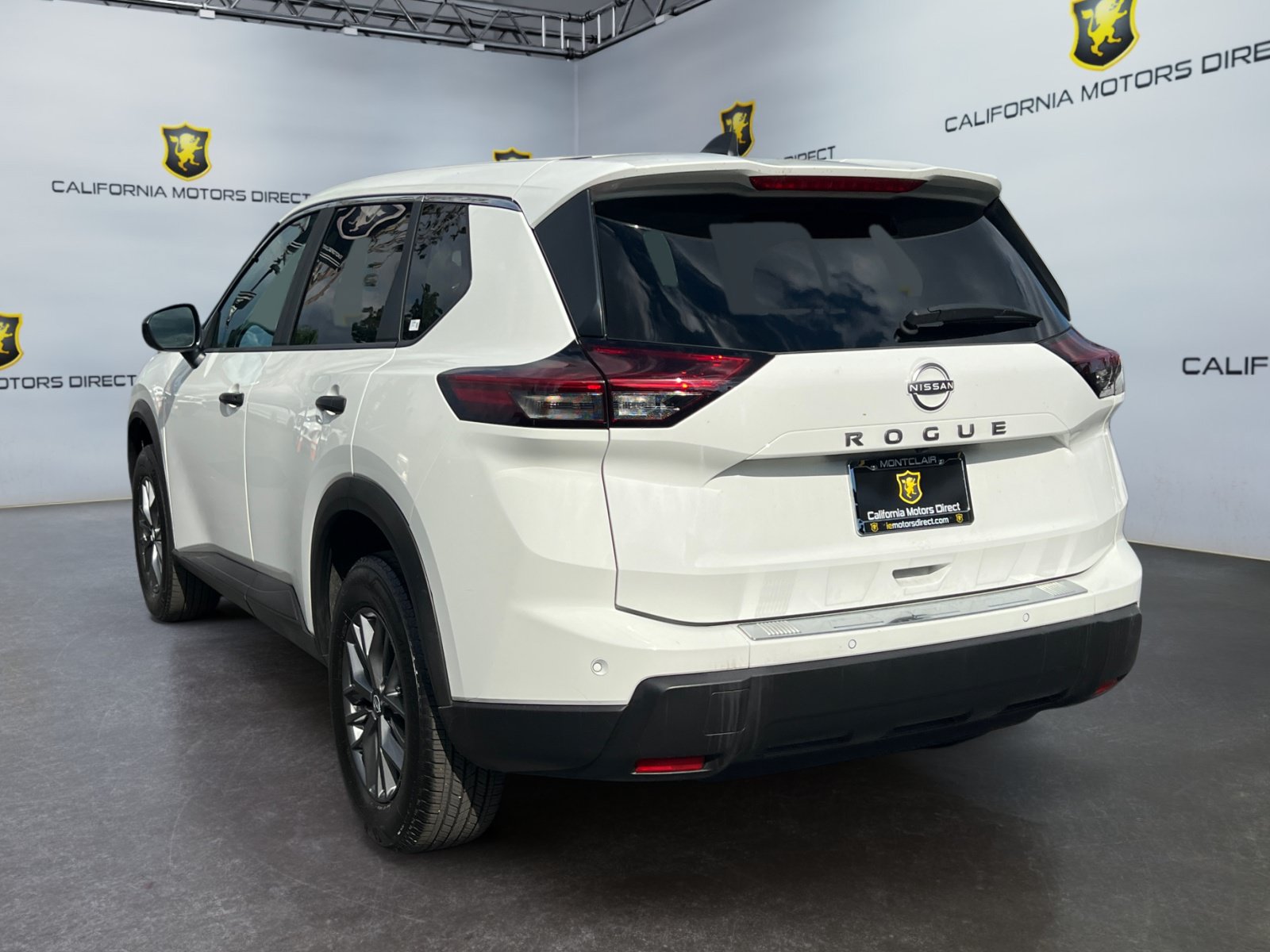 Used 2024 Nissan Rogue S FWD image 3