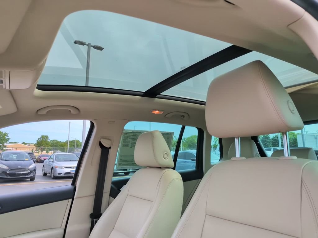 Used 2017 Volkswagen Tiguan SEL FWD image 18