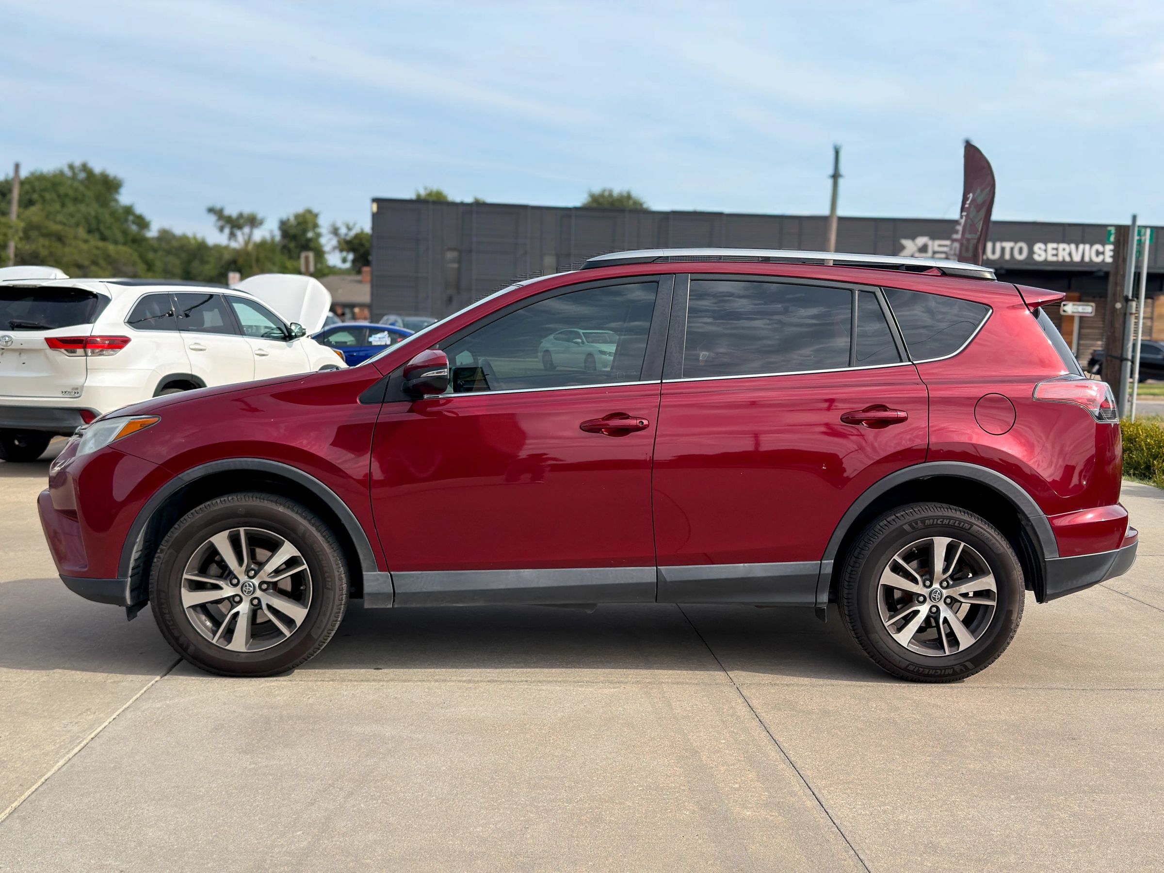 Used 2018 Toyota RAV4 XLE FWD image 3