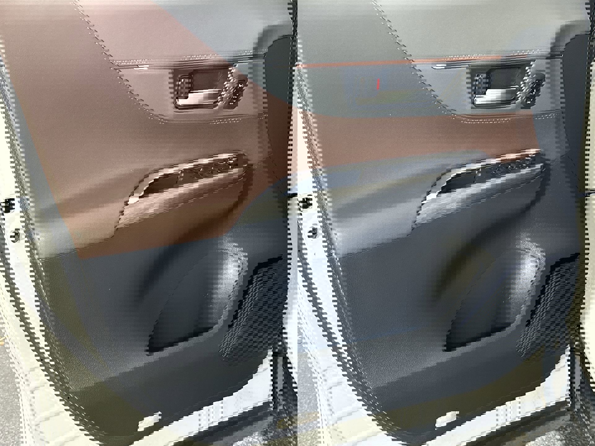 Used 2023 Toyota Venza Limited image 33