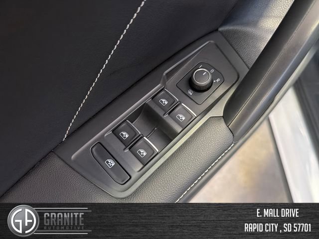 Used 2024 Volkswagen Tiguan SE w/ Panoramic Sunroof Package image 31