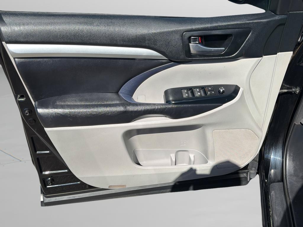 Used 2018 Toyota Highlander XLE AWD/4WD image 18