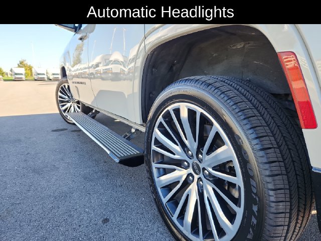 Used 2022 Jeep Grand Wagoneer Series III AWD/4WD image 19