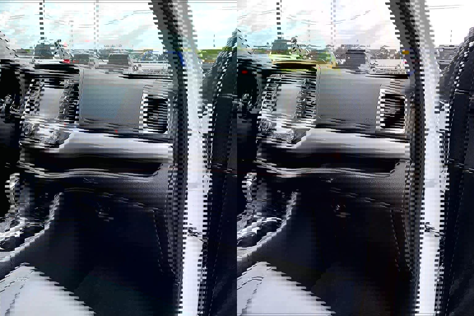 Used 2018 Toyota Highlander XLE FWD image 19