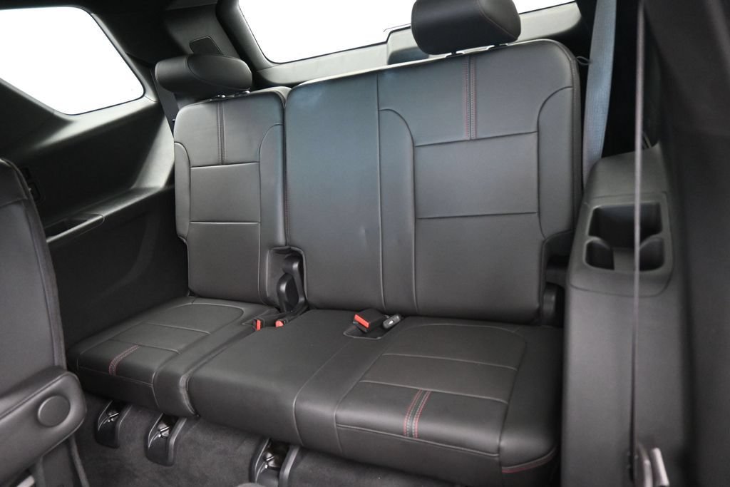 Used 2023 Chevrolet Traverse RS FWD image 42