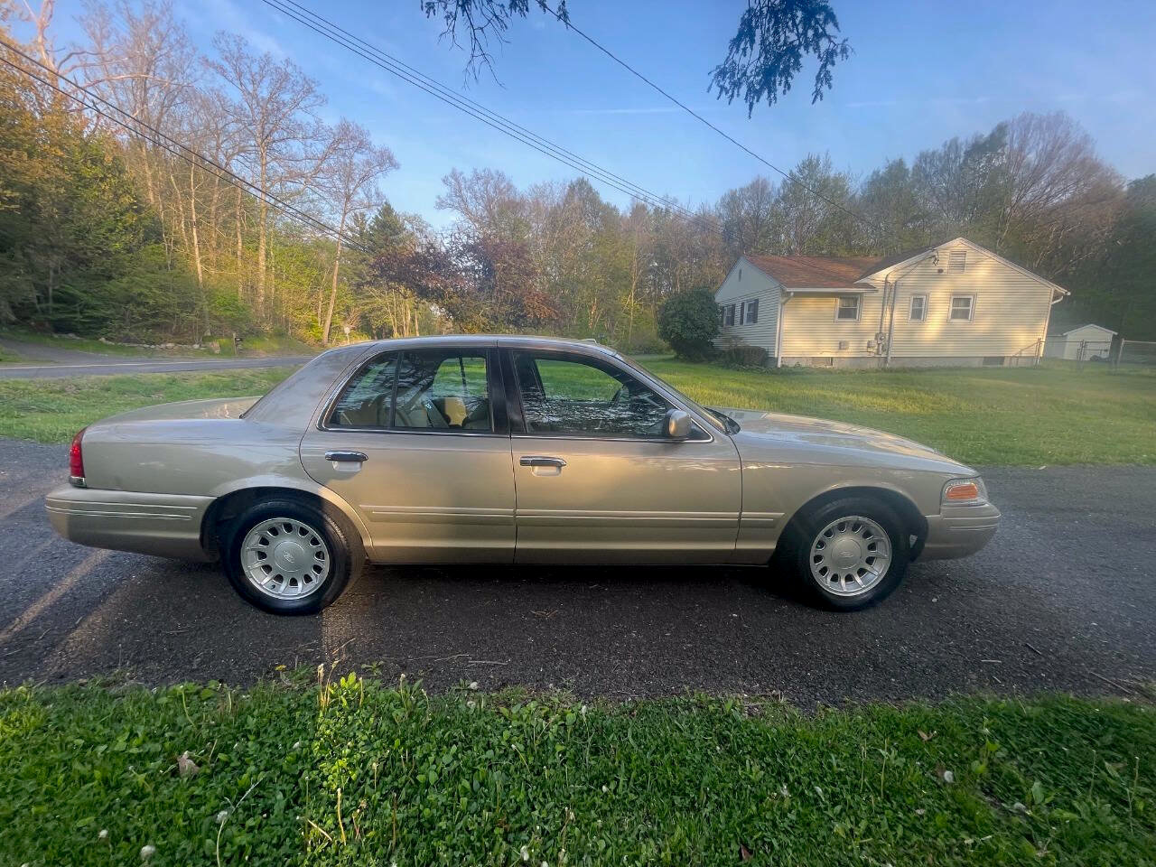 Used 2000 Ford Crown Victoria LX RWD image 2