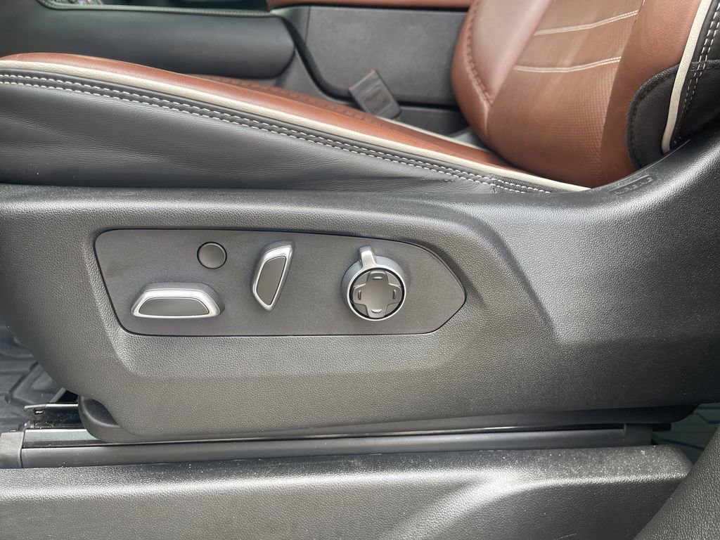 Used 2024 GMC Yukon Denali Ultimate AWD/4WD image 11