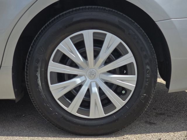 Used 2021 Toyota Camry LE image 32