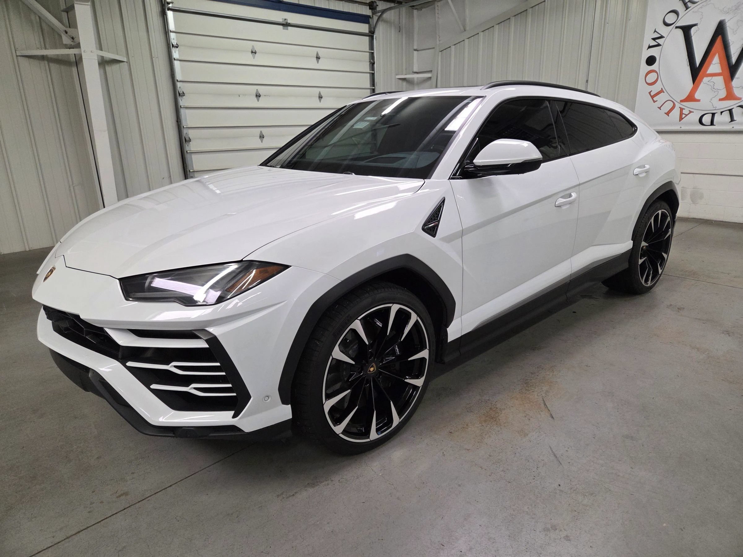 Used 2020 Lamborghini Urus AWD/4WD image 2