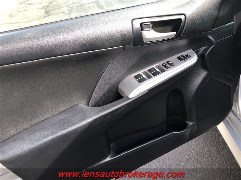 Used 2014 Toyota Camry SE FWD image 9