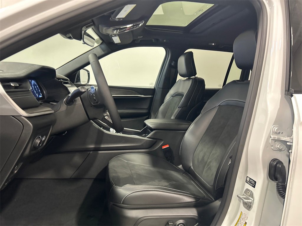 New 2026 Jeep Grand Cherokee Laredo image 16