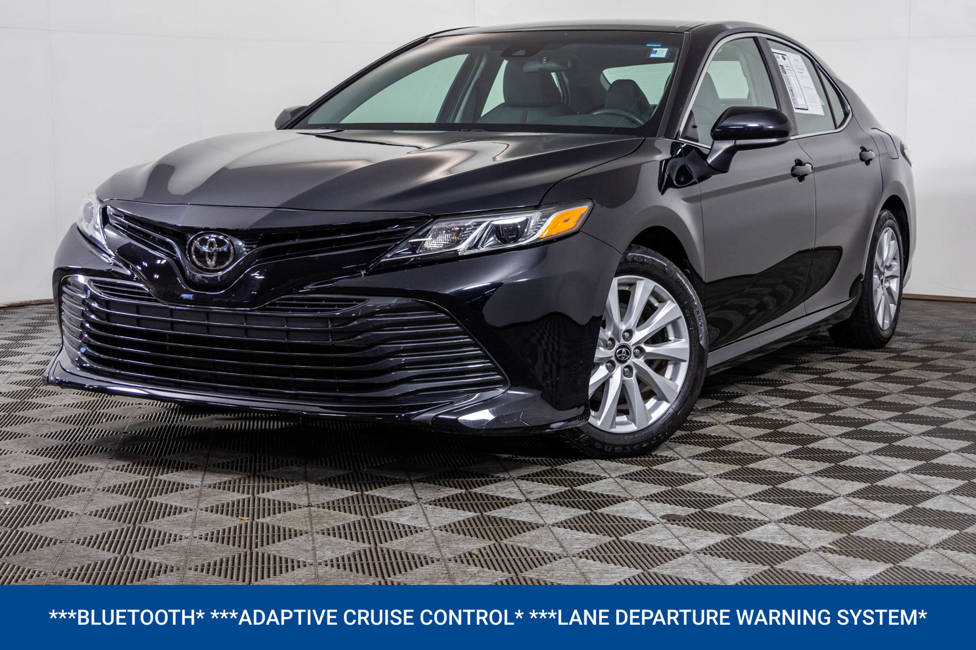 Used 2018 Toyota Camry LE FWD image 2