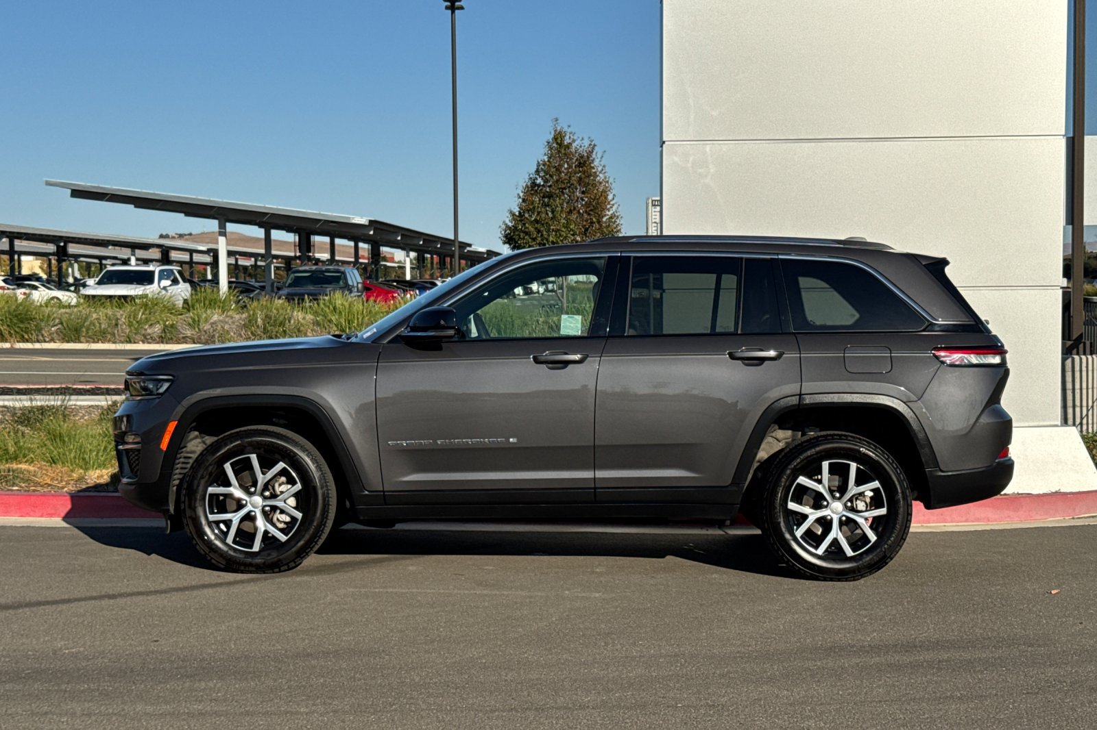 Used 2023 Jeep Grand Cherokee Limited w/ Trailer Tow Prep Group (B) AWD/4WD image 7
