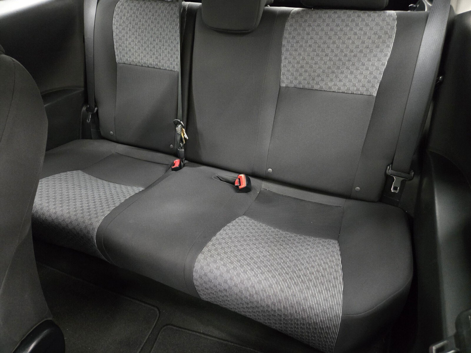 Used 2015 Toyota Yaris L image 8