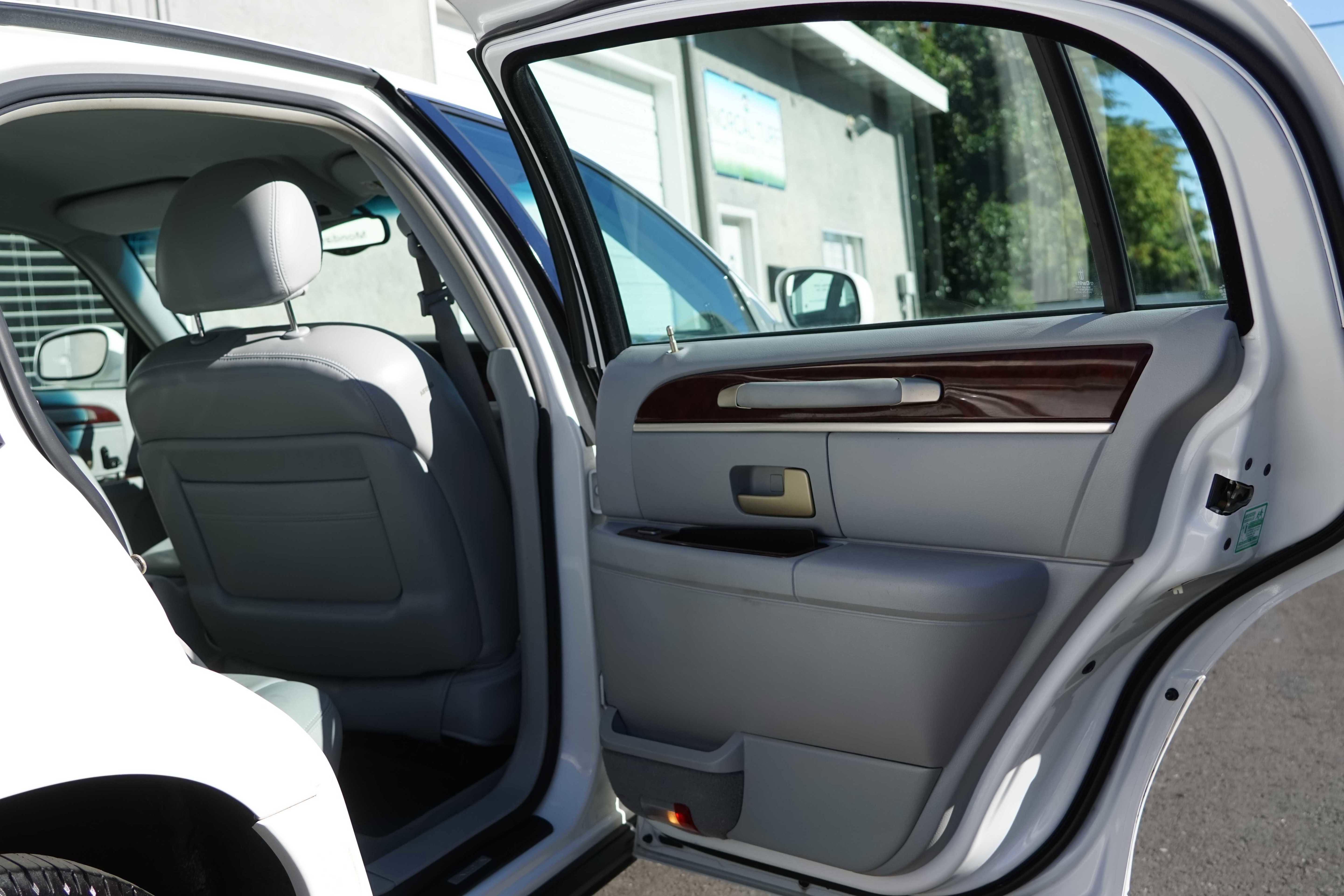 Used 2004 Lincoln Town Car Signature image 28