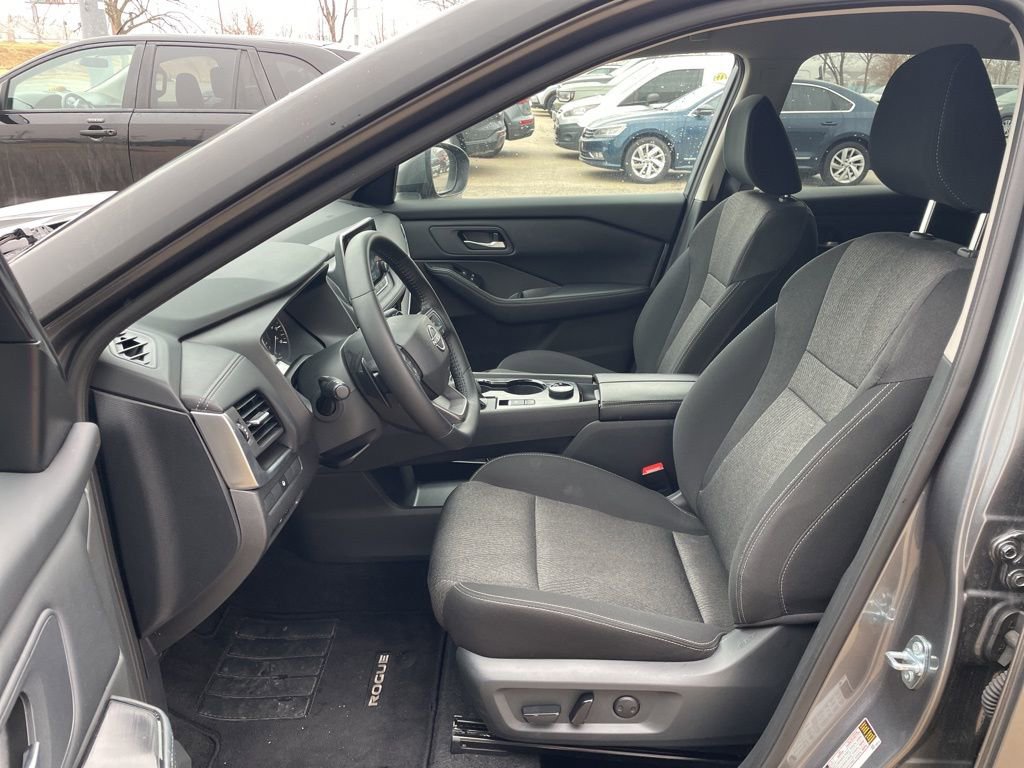 Used 2025 Nissan Rogue SV AWD/4WD image 8