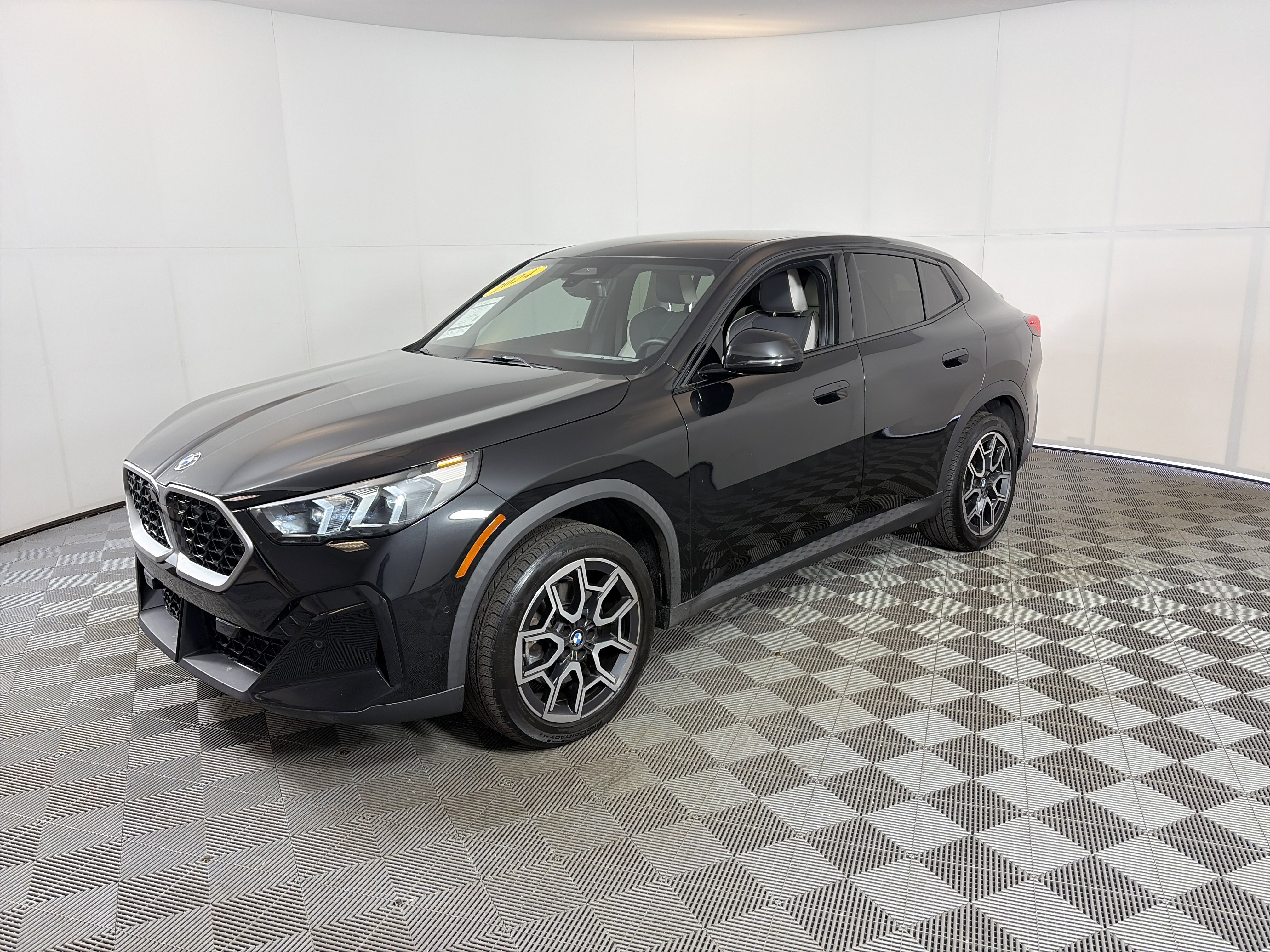 Used 2024 BMW X2 xDrive28i w/ Convenience Package image 2