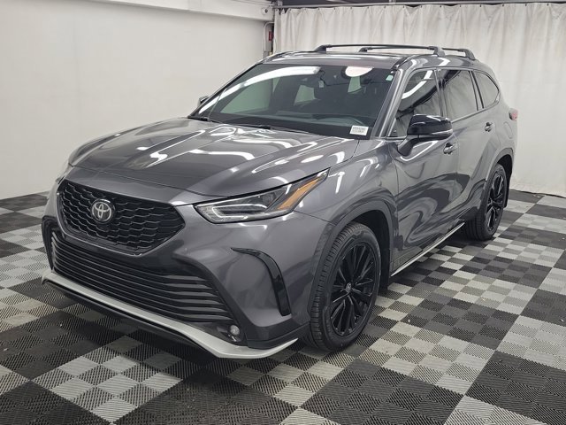 Used 2024 Toyota Highlander LE image 3