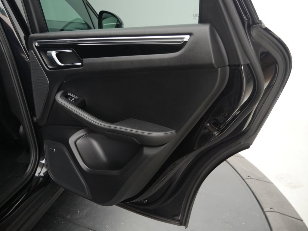 Certified 2018 Porsche Macan Sport Edition AWD/4WD image 25
