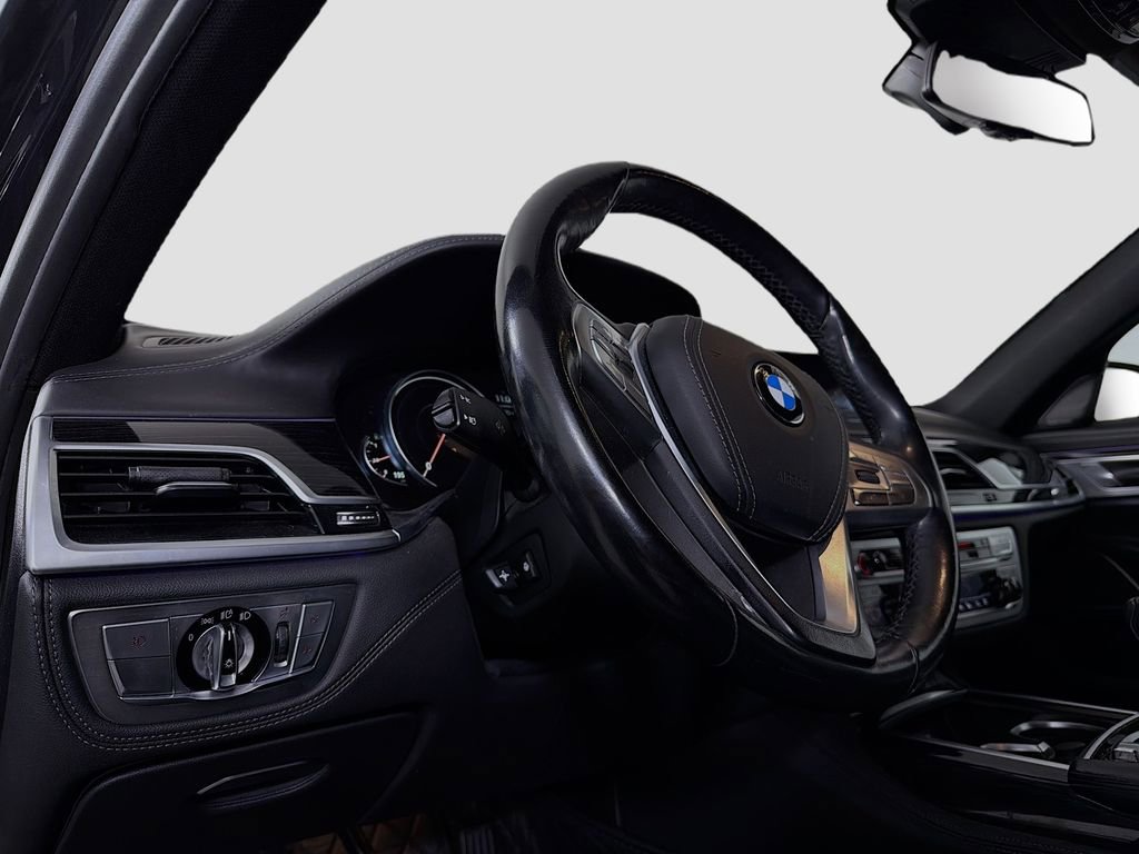 Used 2017 BMW 750i xDrive image 10