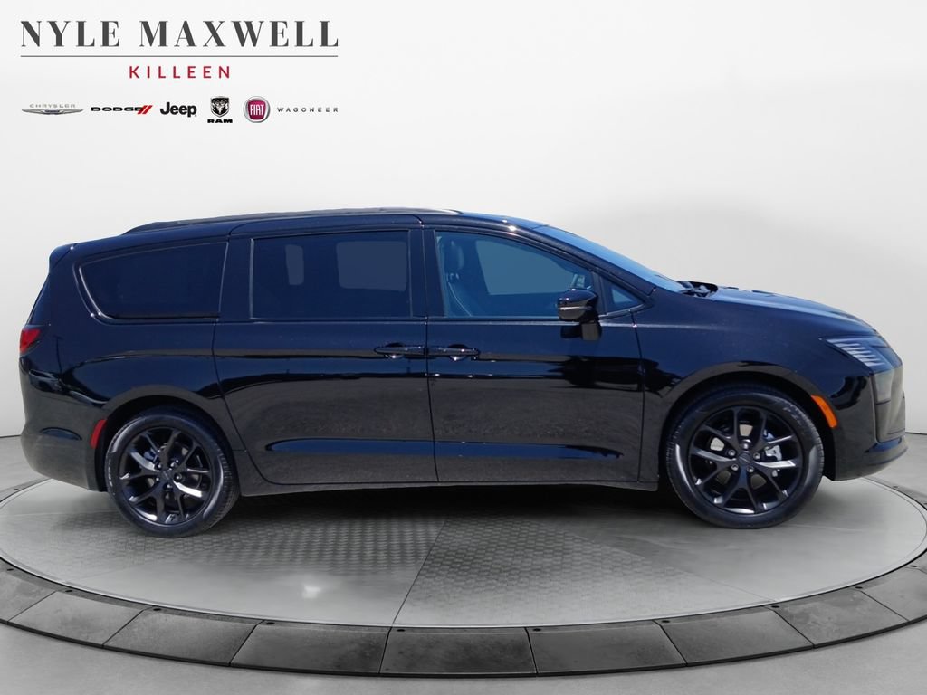 New 2027 Chrysler Pacifica Limited FWD image 17