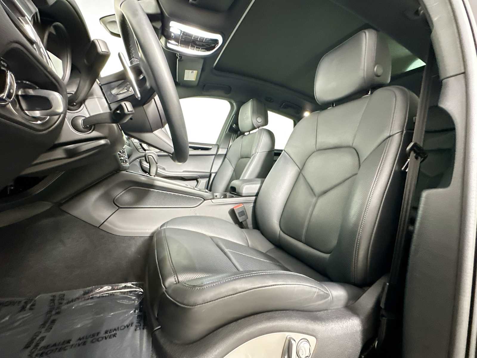 Certified 2025 Porsche Macan image 5