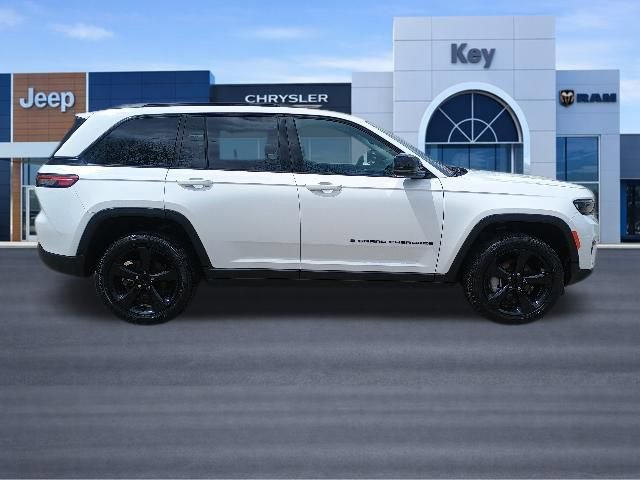 Used 2023 Jeep Grand Cherokee Limited w/ Black Appearance Package AWD/4WD image 7