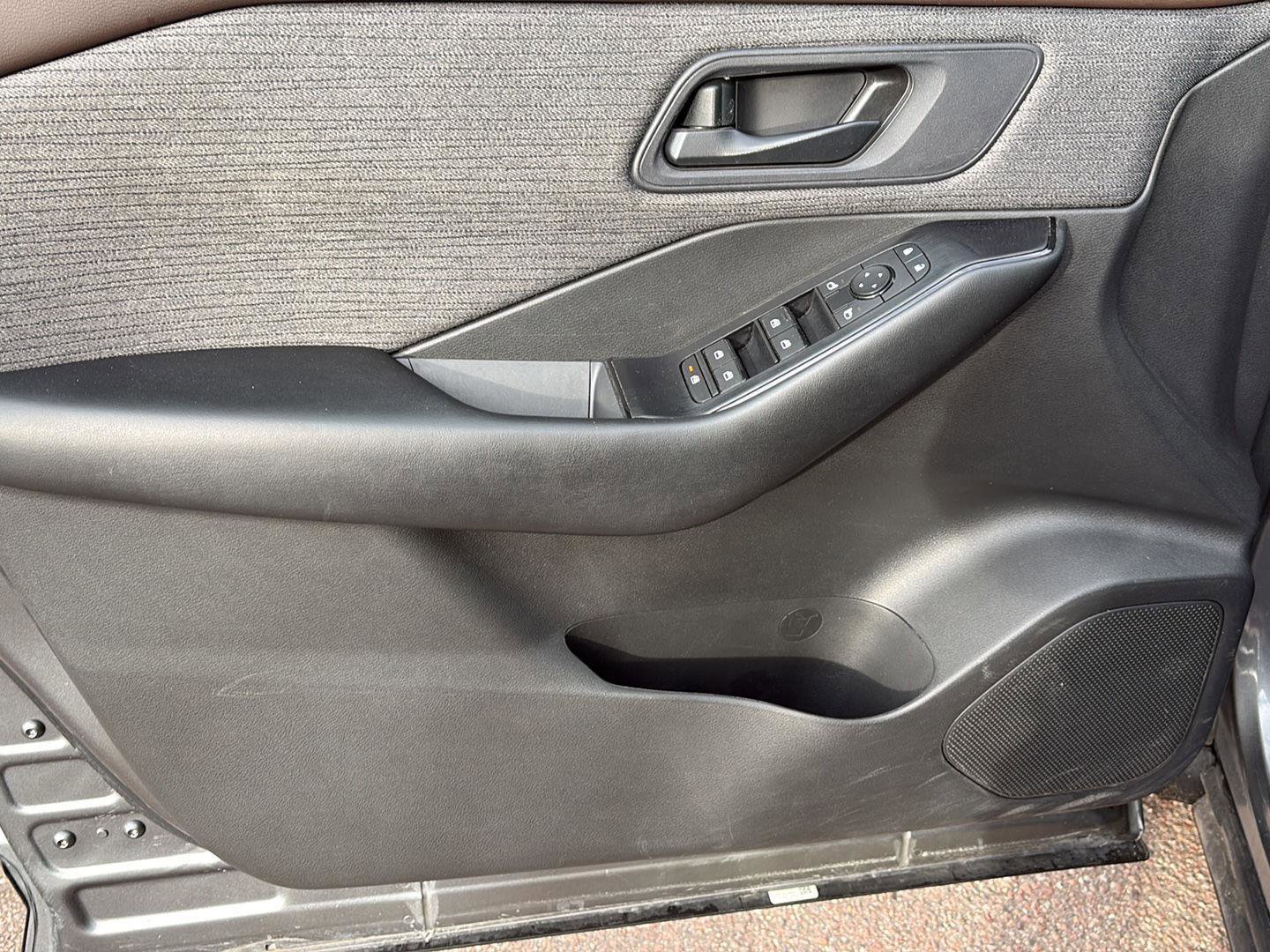 Used 2023 Nissan Rogue S image 8