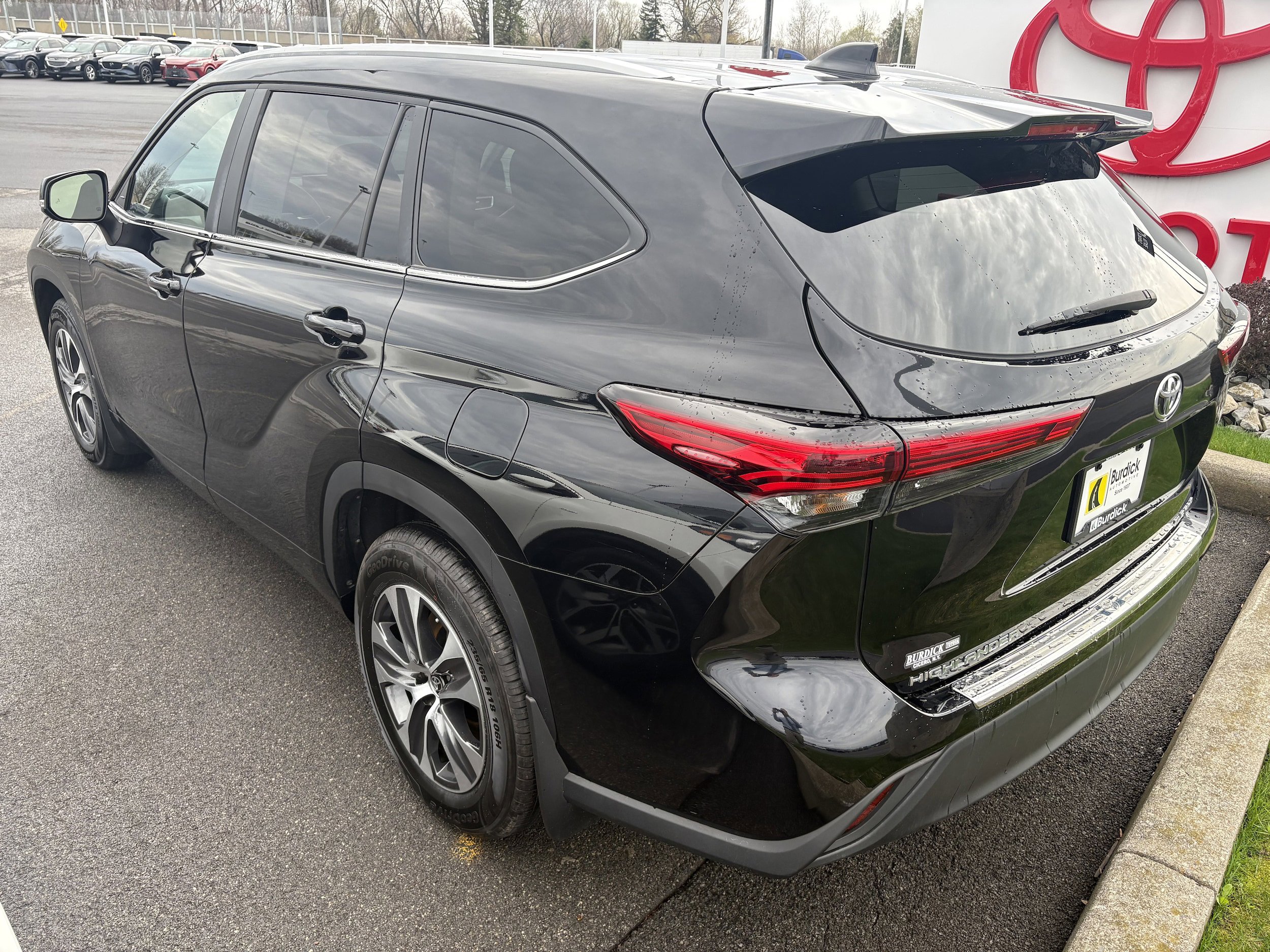 Used 2023 Toyota Highlander XLE AWD/4WD image 5