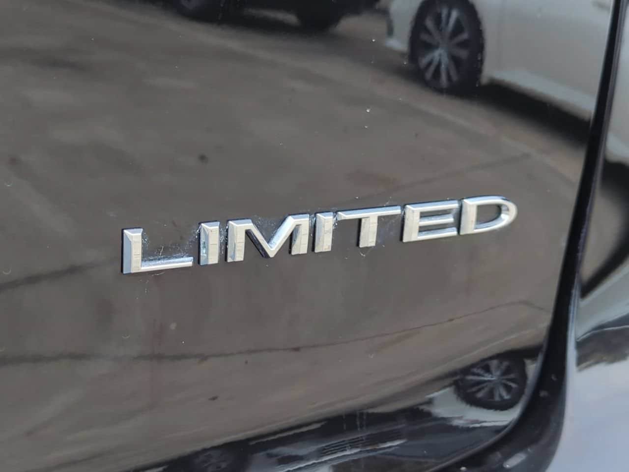 Used 2026 Chrysler Pacifica Limited FWD image 6