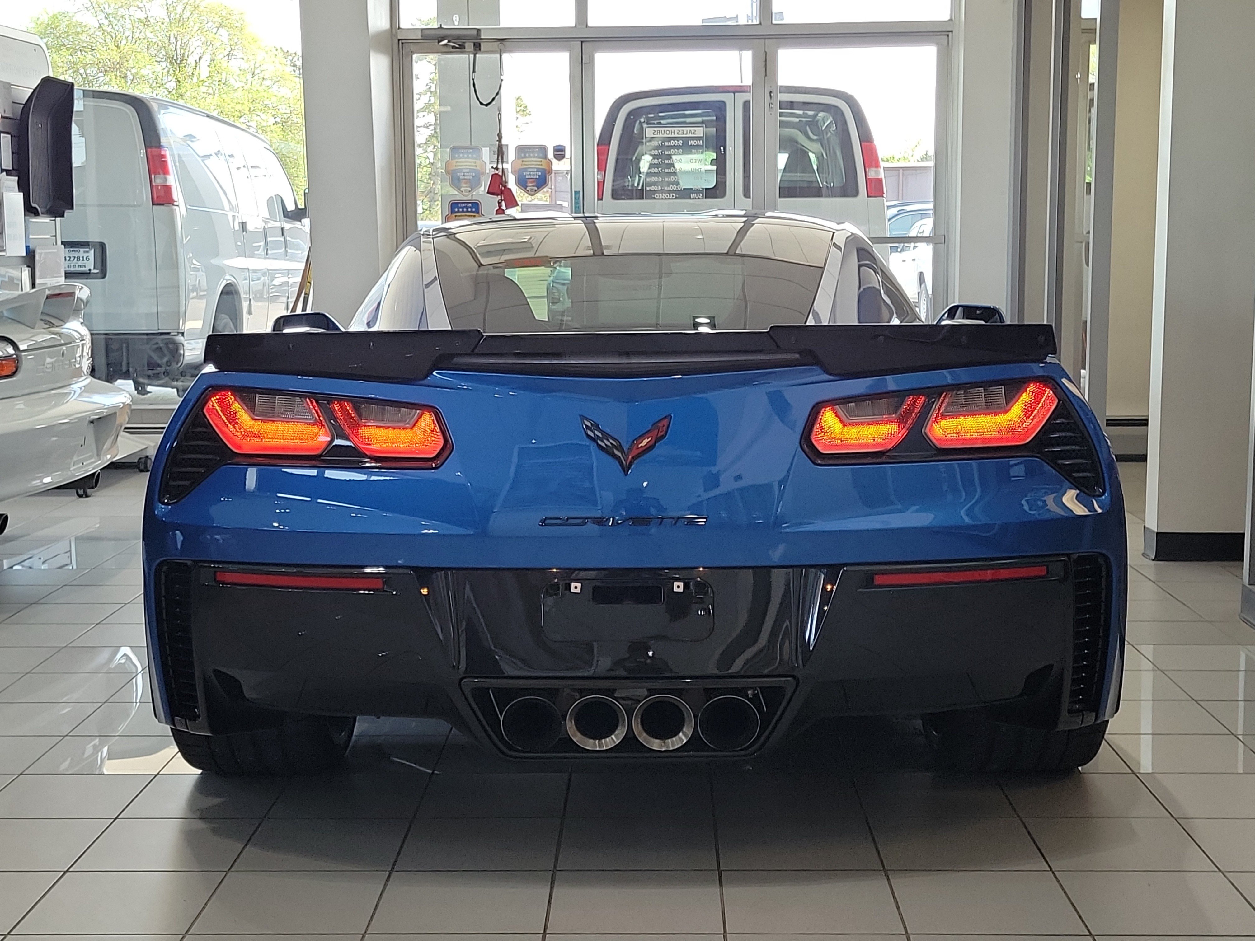Used 2015 Chevrolet Corvette Z06 w/ 3LZ Preferred Equipment Group RWD image 3