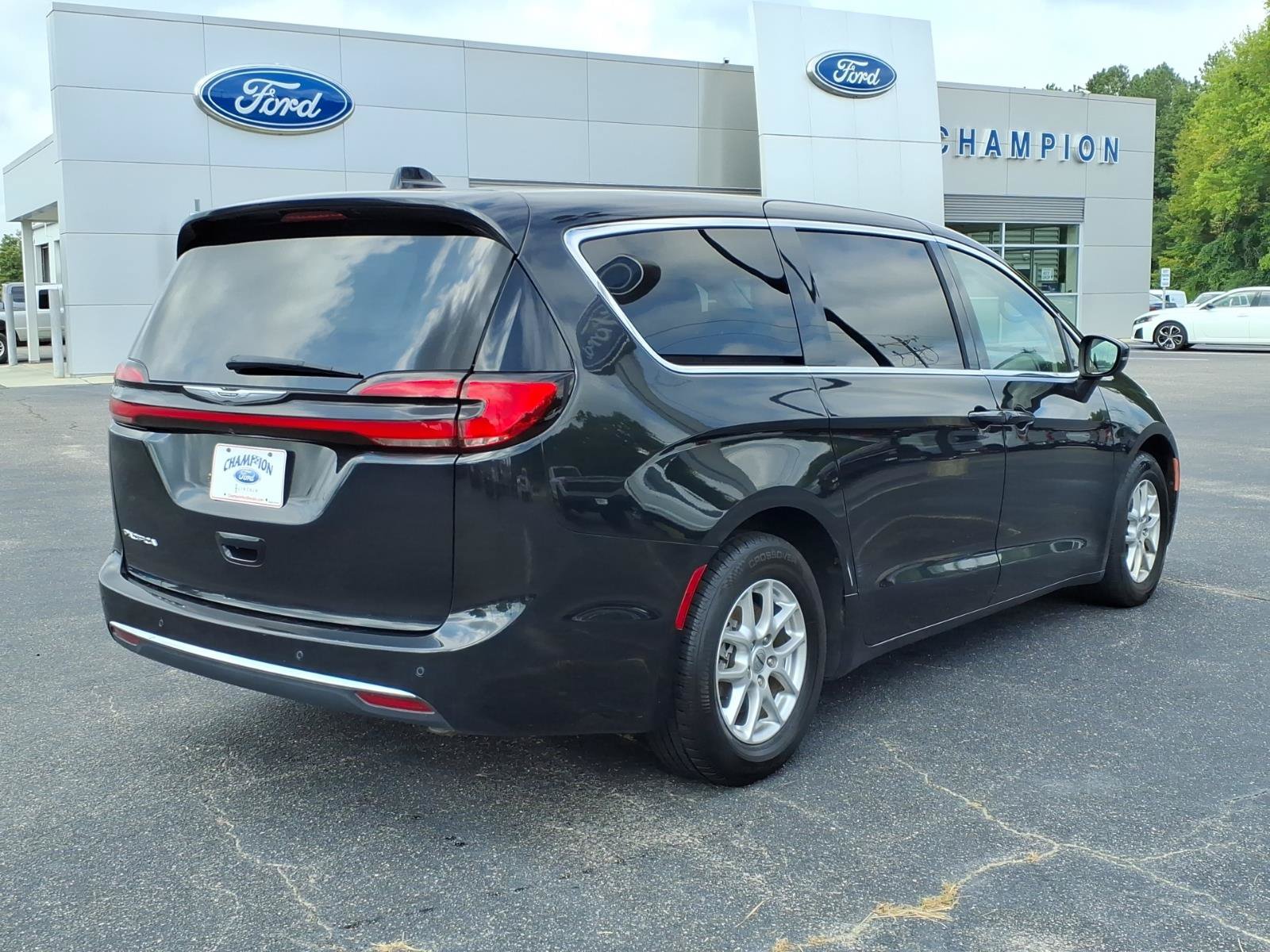 Used 2023 Chrysler Pacifica Touring-L FWD image 24