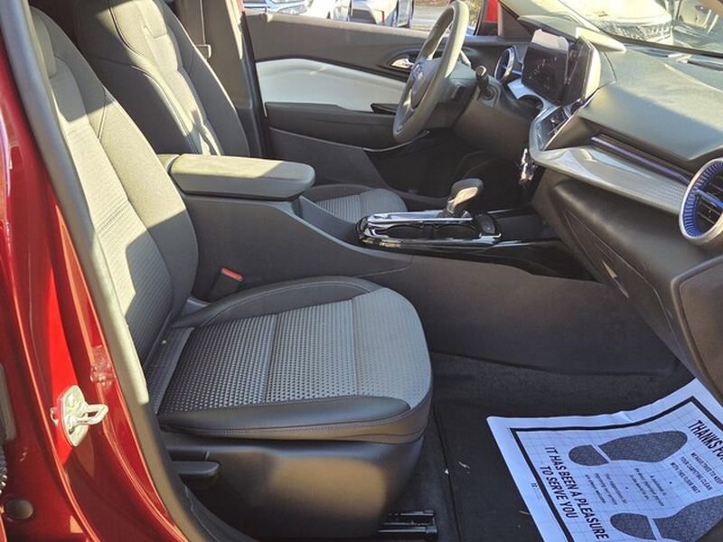 Used 2025 Chevrolet Trax LT image 15