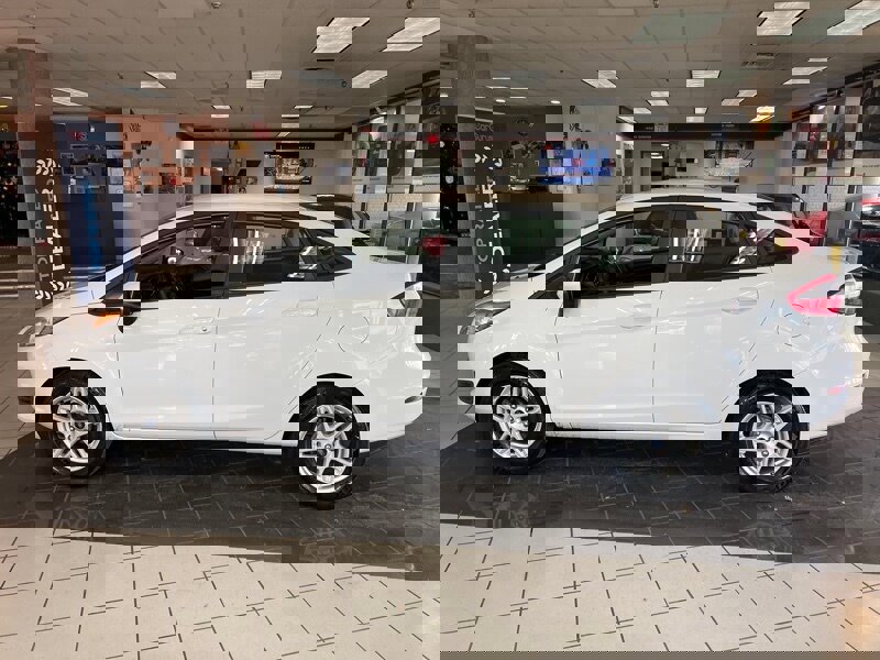 Used 2018 Ford Fiesta SE image 2