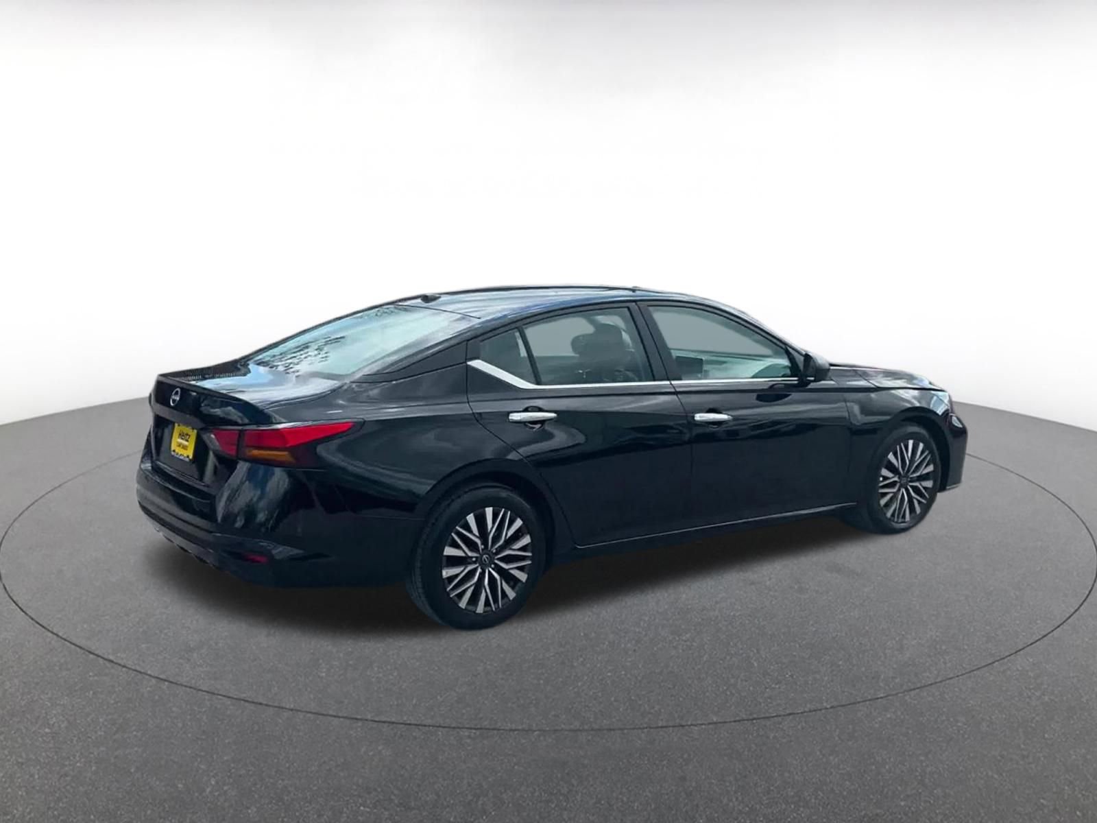 Used 2025 Nissan Altima 2.5 SV image 15