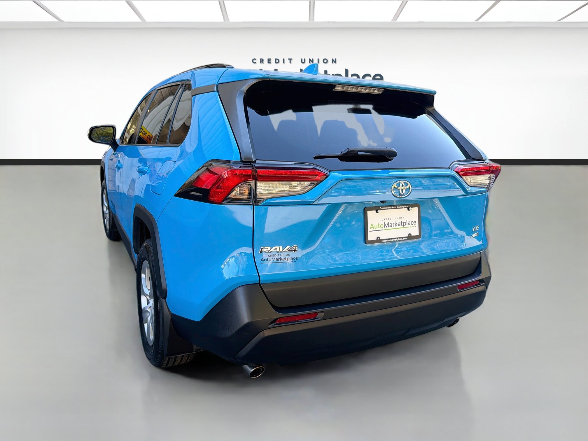 Used 2021 Toyota RAV4 LE AWD/4WD image 4