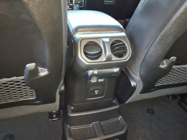 Used 2024 Jeep Wrangler Unlimited Sahara w/ Technology Group AWD/4WD image 18