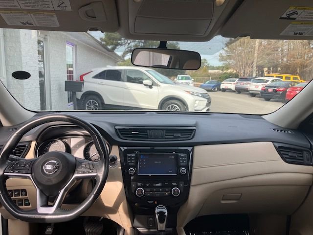 Used 2017 Nissan Rogue SV w/ SV Premium Package image 16